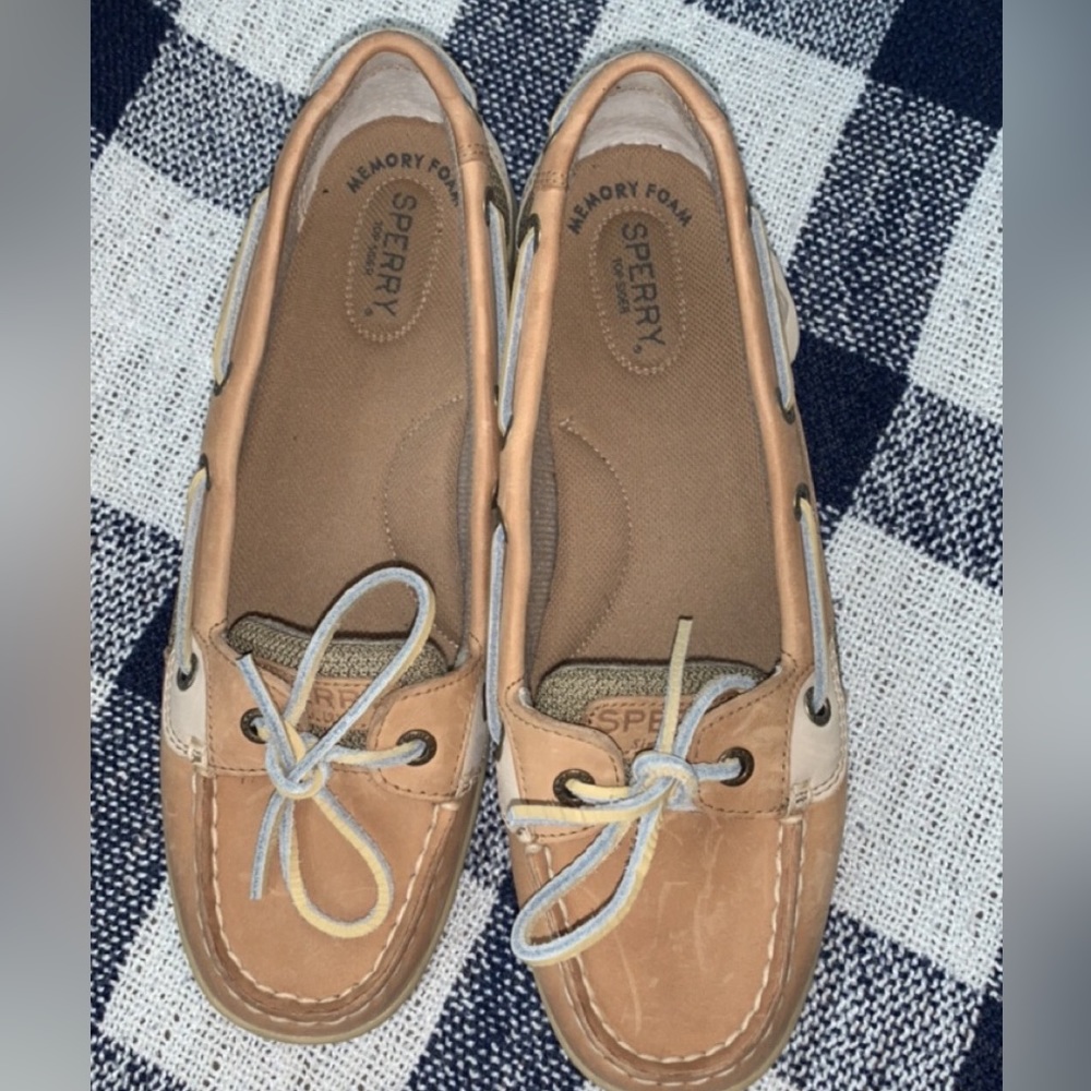 Woman’s sperrys